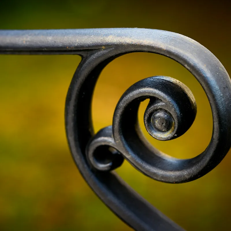 Volute de fer forgé peint en noir, vue de près