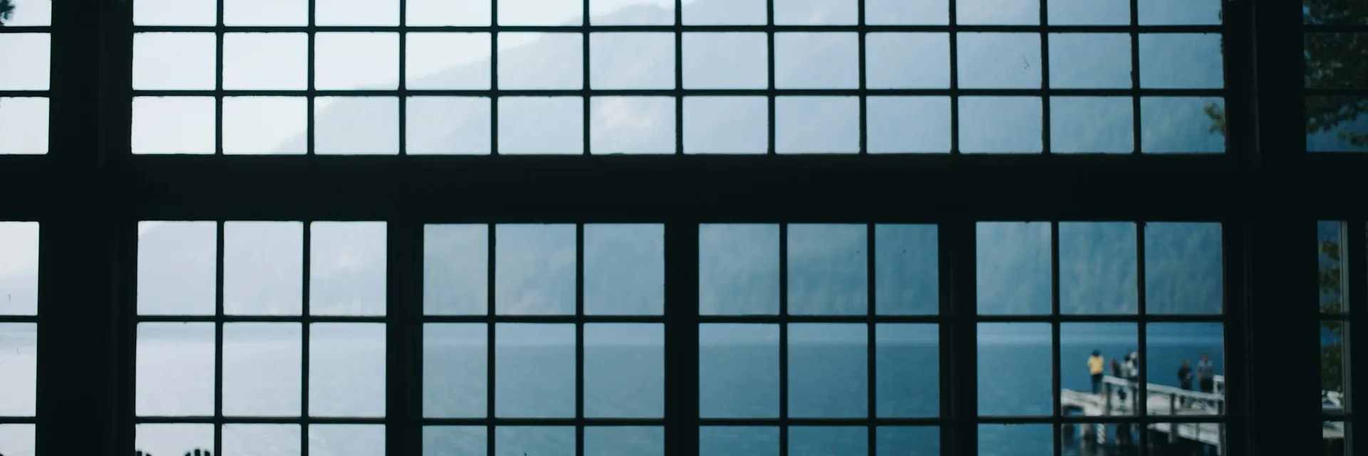 Grande verrière d’atelier à cadre d’acier noir quadrillé