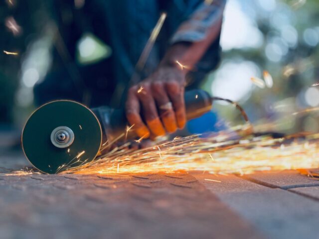 Atelier de fabrication métallique en jardin : checklist et plan
