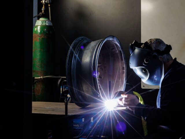 Étagères métalliques simples pour atelier et garage
