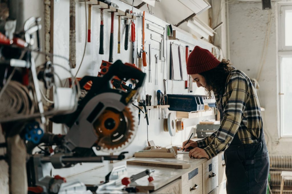 Organisation des outils dans un petit atelier