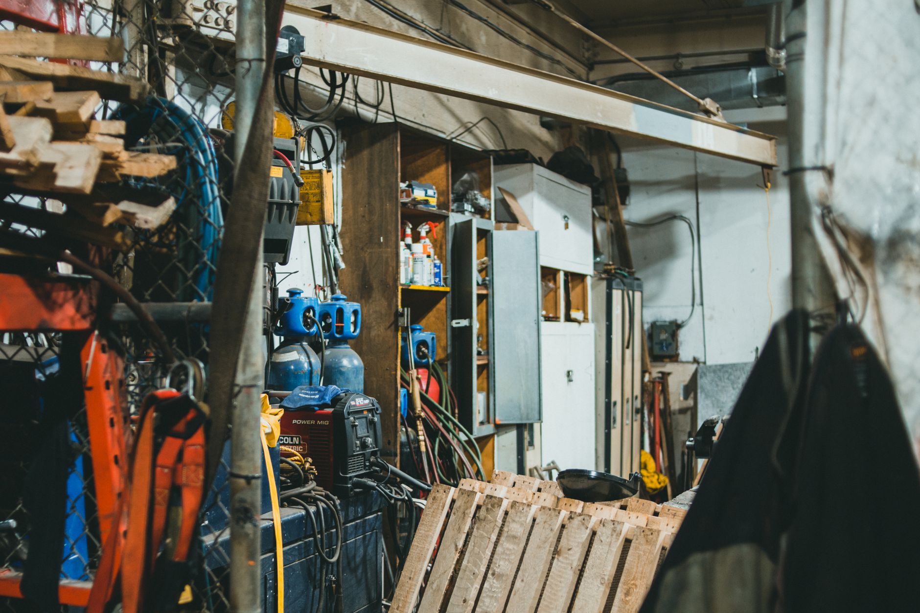 Étagères métalliques simples pour atelier et garage