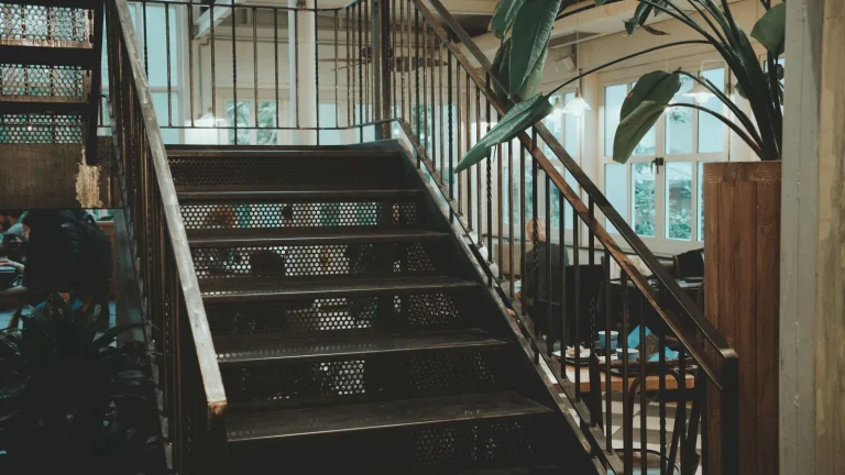 Escalier métallique intérieur : avantages et budget