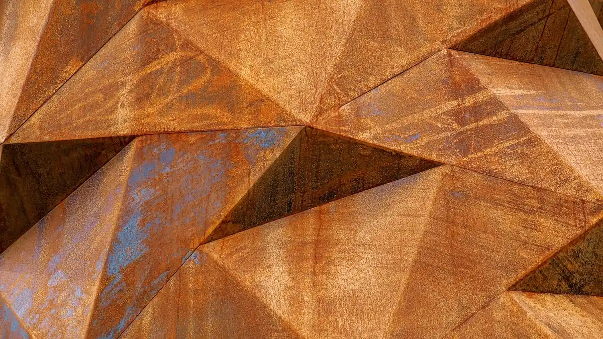 Acier Corten en gros plan : la rouille de surface protège la tôle