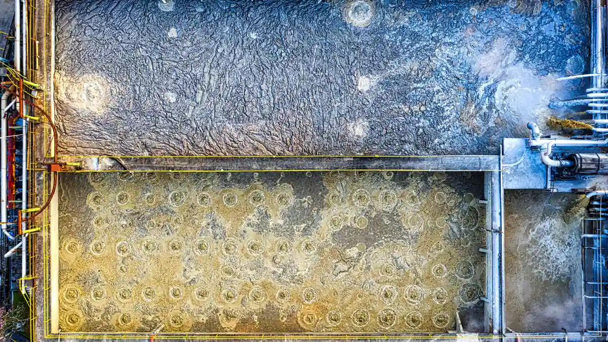 Cuve de galvanisation à chaud : bain de zinc en fusion vu du dessus