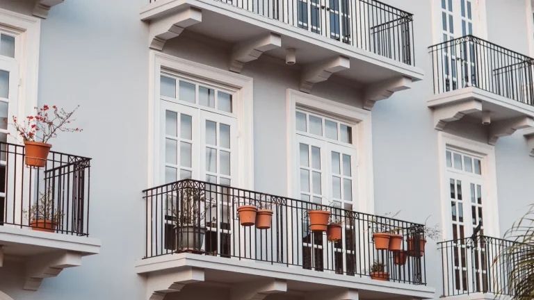 Garde-corps de balcon : norme NF P01-012 révisée en 2024