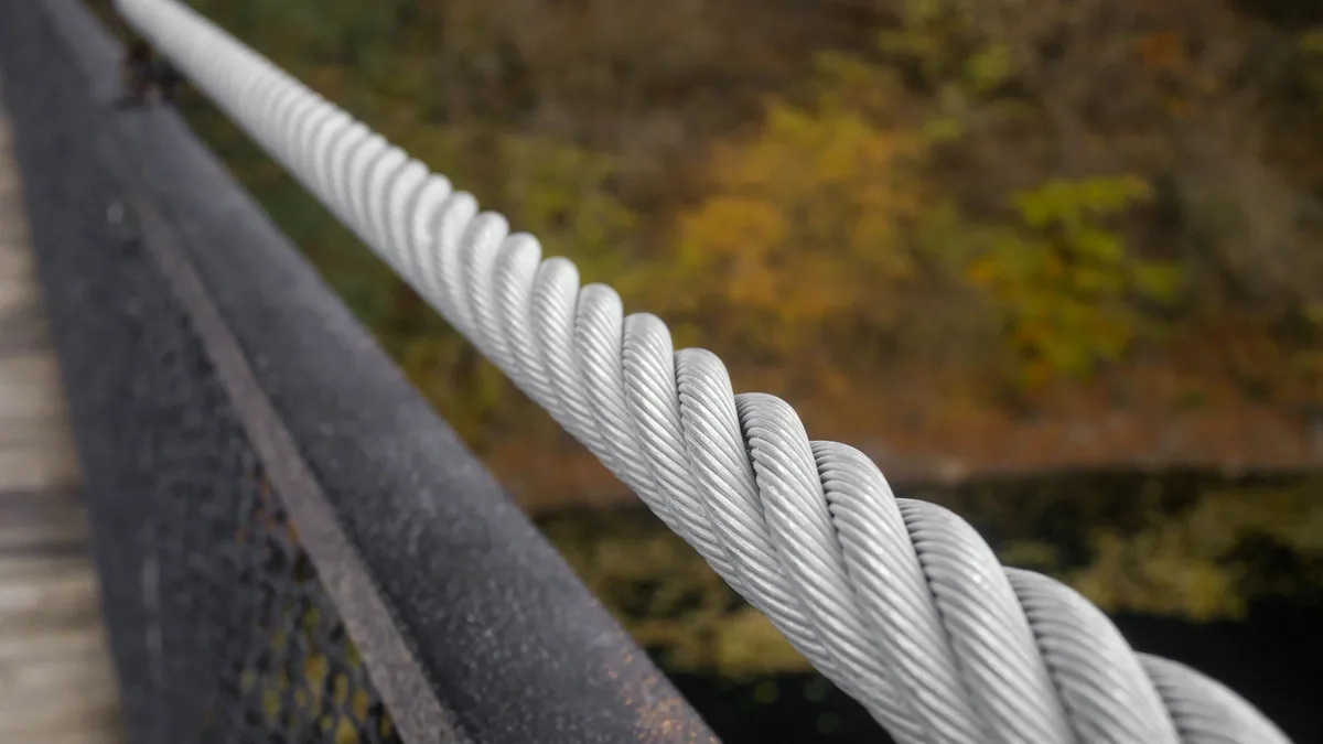Câble inox tendu en remplissage d'un garde-corps, vu de près