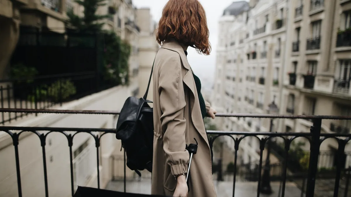Garde-corps de balcon à barreaux : la lisse arrive à hauteur de taille