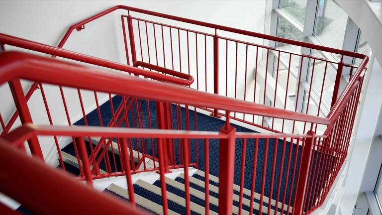 Main courante d’escalier : normes et guide d’installation