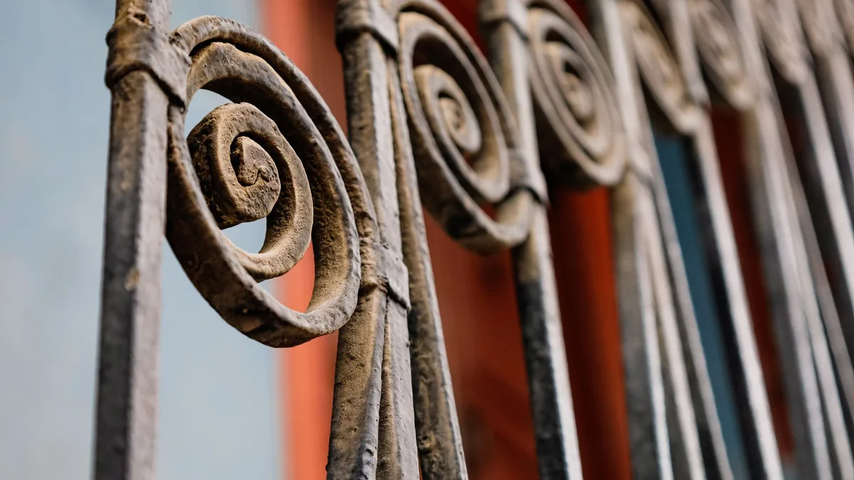 Volutes de fer forgé à la peinture écaillée : le support à préparer