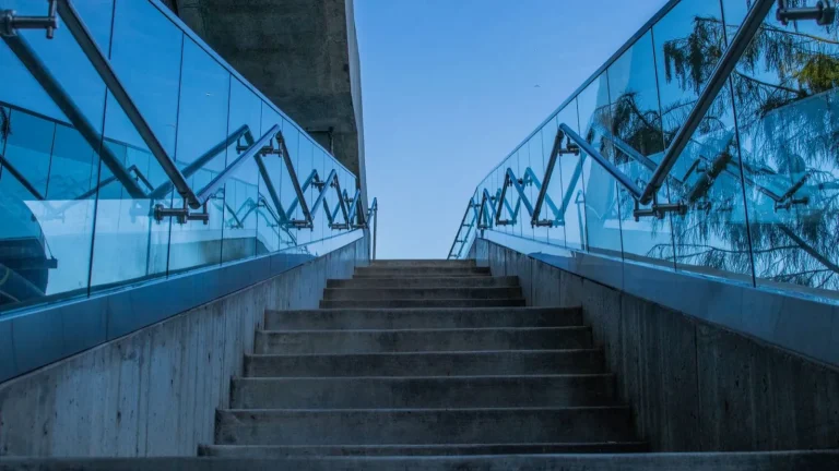 Rampe d&rsquo;escalier : sécurité et normes en France
