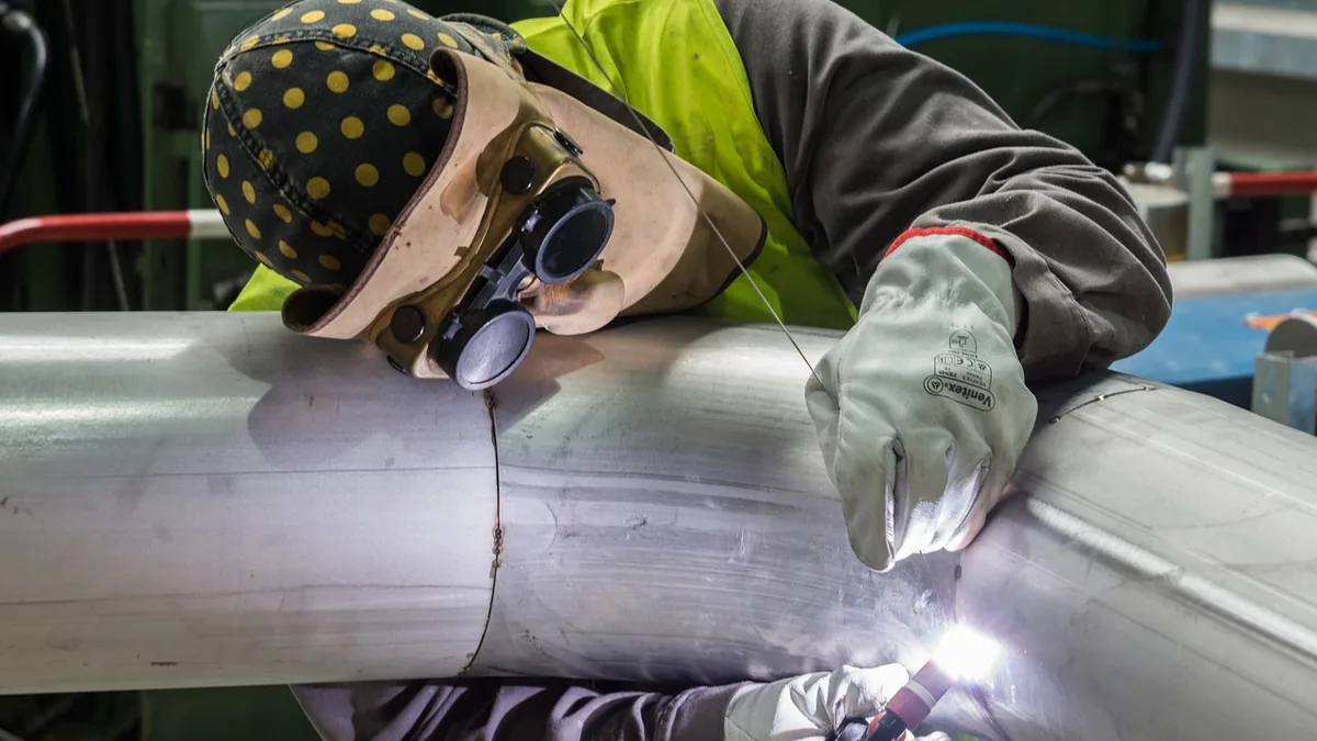 Soudeur à la torche TIG sur un gros tube en inox