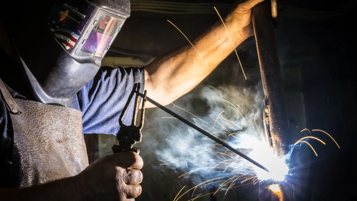 Soudage MMA à l'électrode : arc, fumée et étincelles